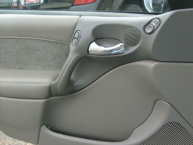 Saturn L Series 2002 photo 2