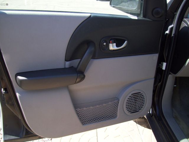 Saturn VUE 2004 photo 2