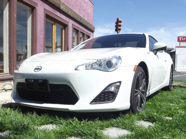 Scion FR-S 2013 photo 2