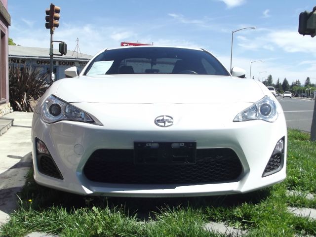 Scion FR-S 2013 photo 3