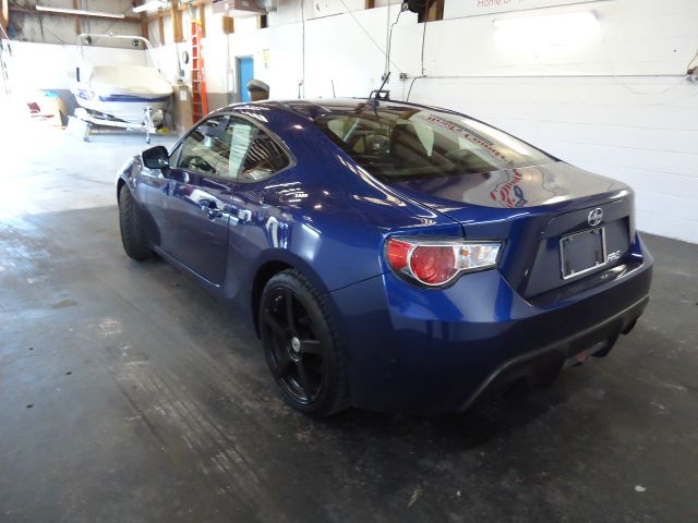 Scion FR-S 2013 photo 2