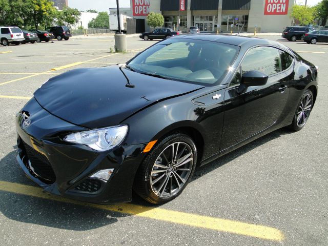 Scion FR-S 2013 photo 1