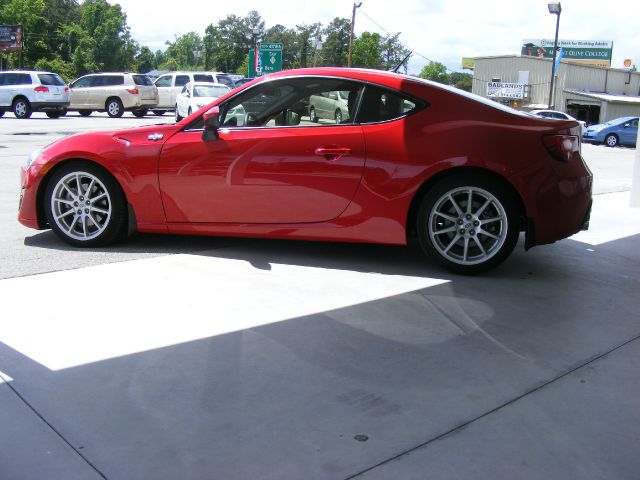 Scion FR-S 2013 photo 2