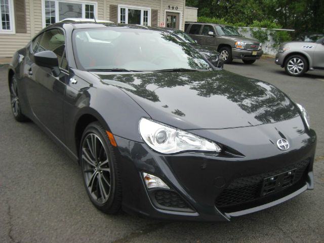 Scion FR-S 2013 photo 1