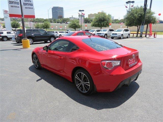 Scion FR-S 2013 photo 2