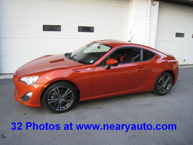 Scion FR-S 2013 photo 2