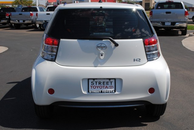 Scion iQ 2012 photo 2