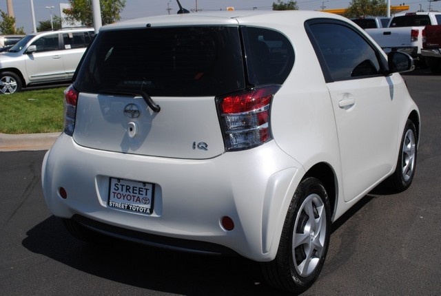 Scion iQ 2012 photo 3