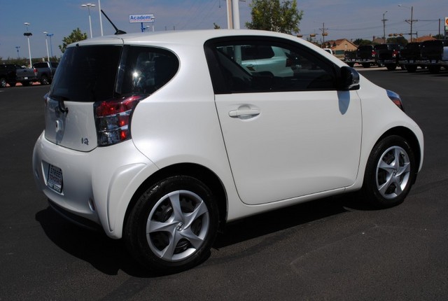 Scion iQ 2012 photo 4