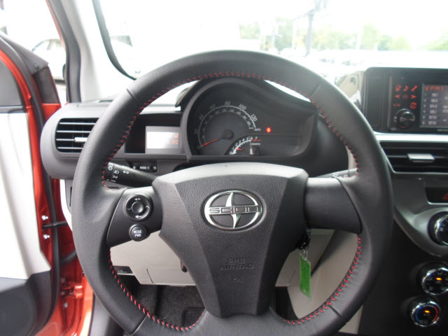 Scion iQ 2012 photo 1