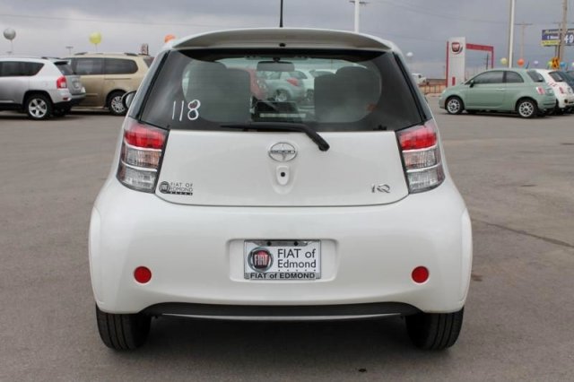 Scion iQ 2012 photo 3