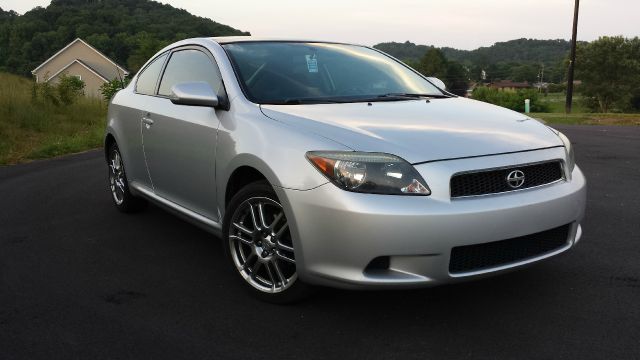 Scion tC 2005 photo 2