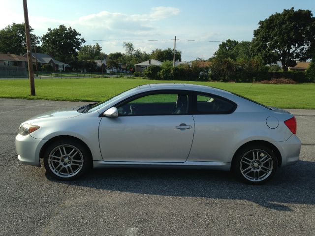 Scion tC 2005 photo 2