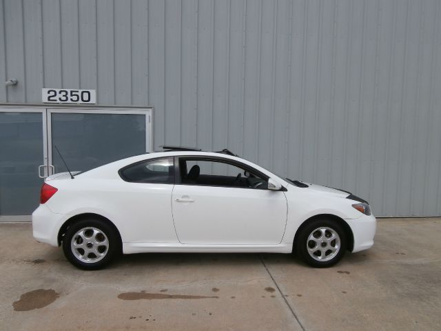 Scion tC 2005 photo 2