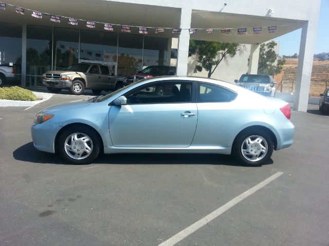 Scion tC 2005 photo 2