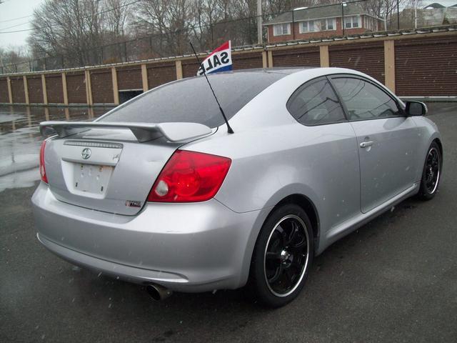 Scion tC 2005 photo 2