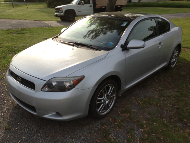 Scion tC 2005 photo 2