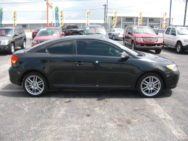 Scion tC 2005 photo 2