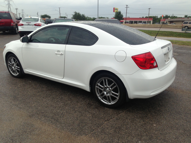 Scion tC 2005 photo 1