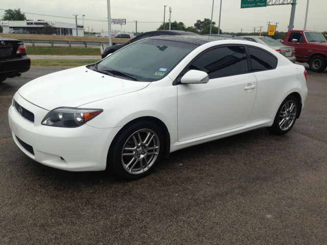 Scion tC 2005 photo 2