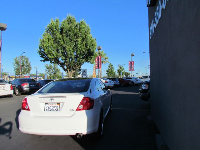 Scion tC 2005 photo 2