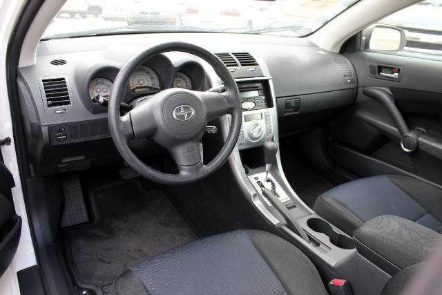 Scion tC 2005 photo 1