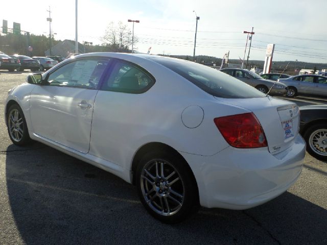 Scion tC 2005 photo 1