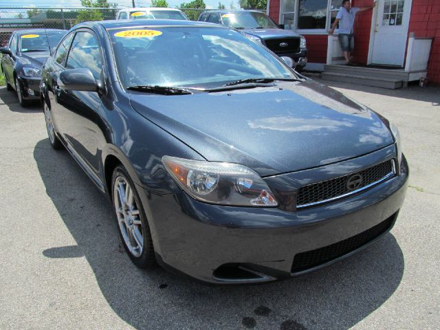 Scion tC 2005 photo 2