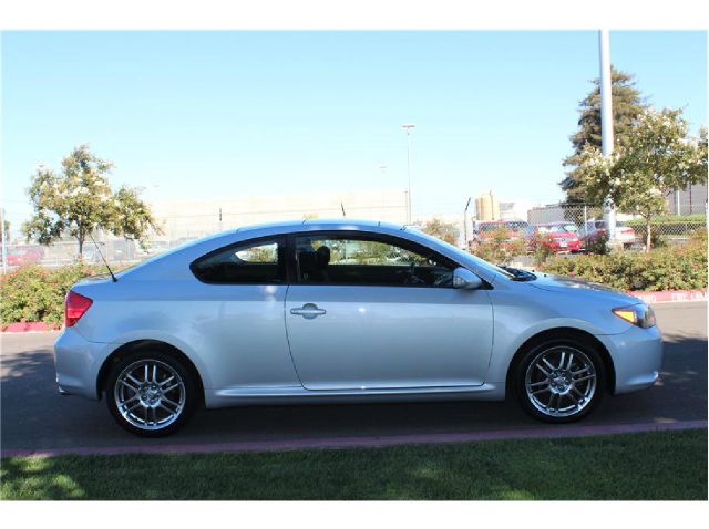 Scion tC 2005 photo 2