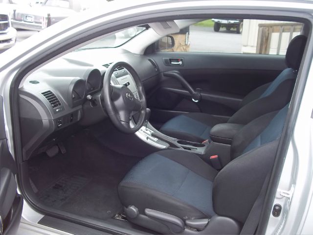 Scion tC 2005 photo 2