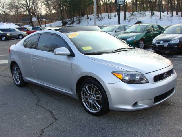 Scion tC 2005 photo 2