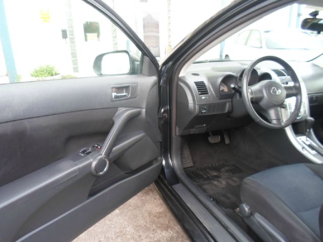 Scion tC 2005 photo 2