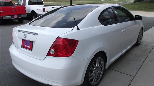 Scion tC 2006 photo 2