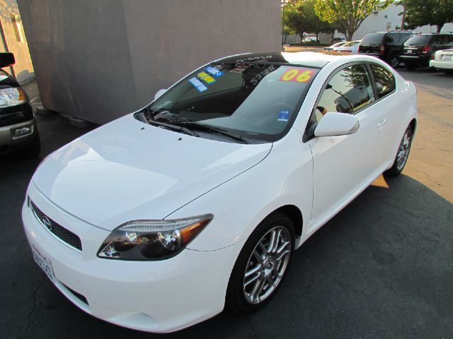 Scion tC 2006 photo 2