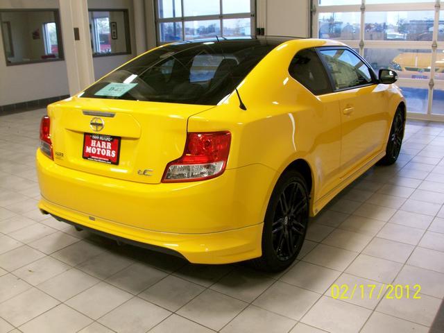 Scion tC 2012 photo 2