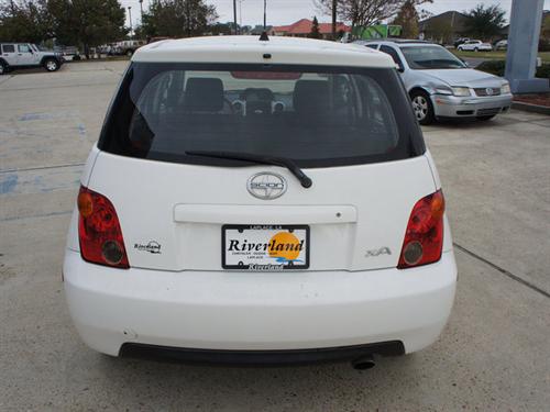 Scion xA 2004 photo 1