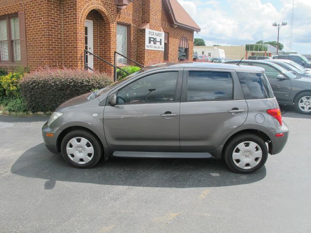 Scion xA 2005 photo 1