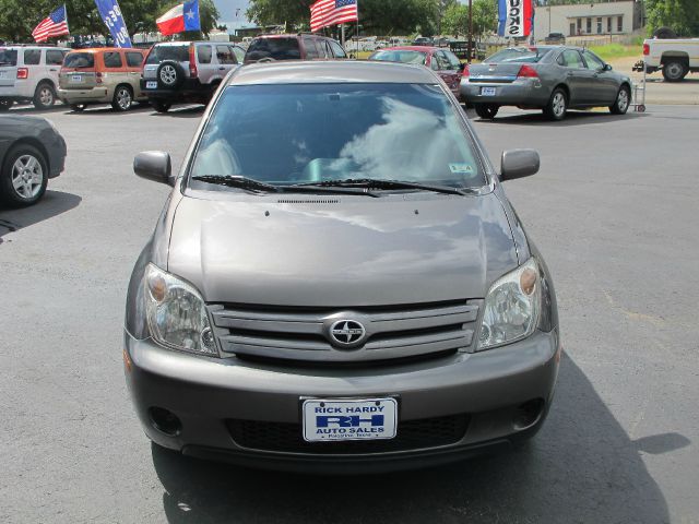 Scion xA 2005 photo 2