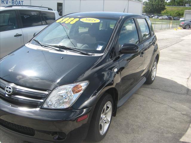 Scion xA 2005 photo 2