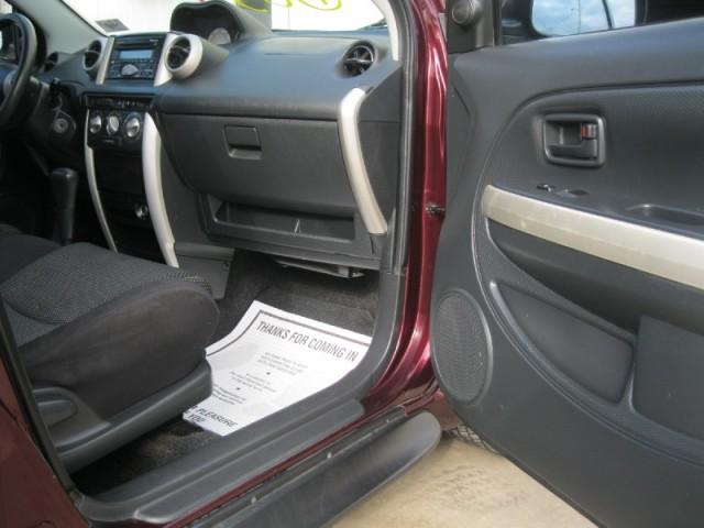 Scion xA 2005 photo 2