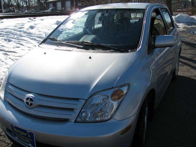 Scion xA 2005 photo 1