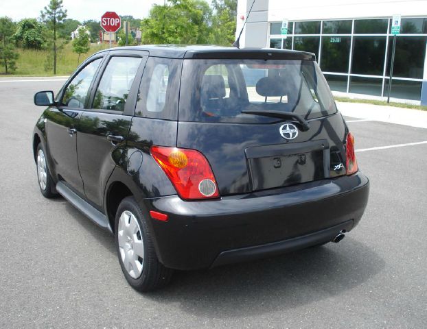 Scion xA 2005 photo 1