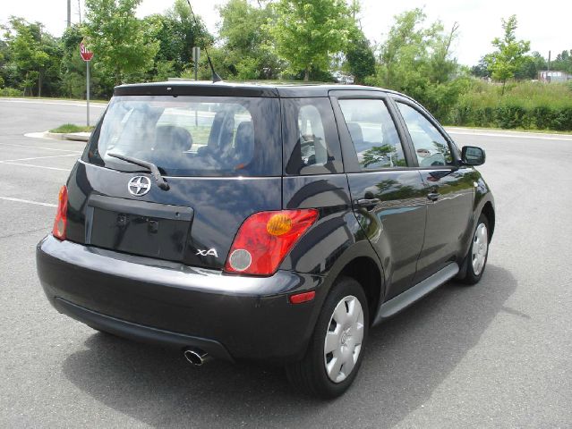 Scion xA 2005 photo 3