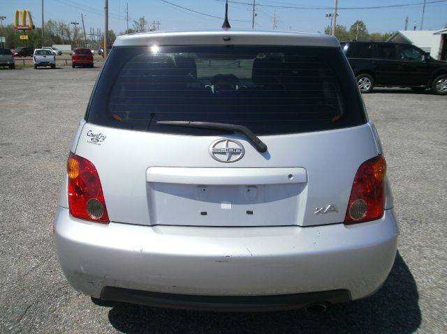 Scion xA 2005 photo 12