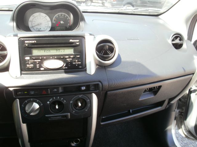 Scion xA 2005 photo 13