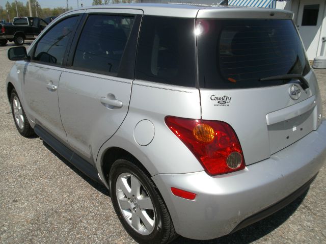 Scion xA 2005 photo 2