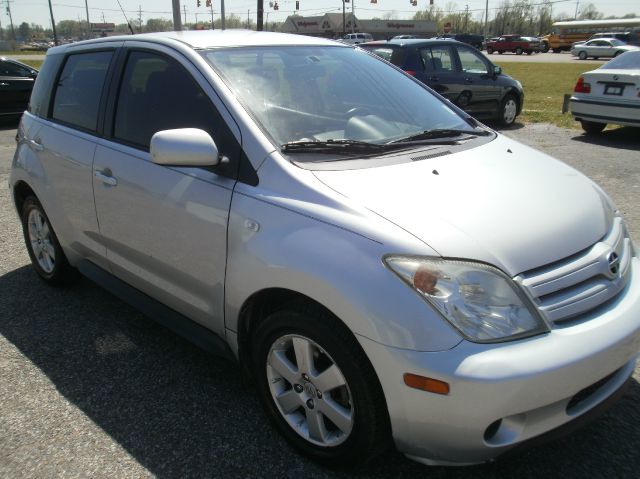 Scion xA 2005 photo 8