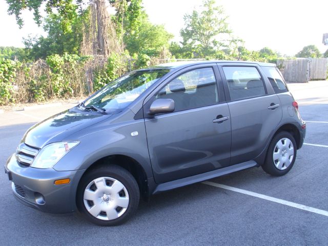 Scion xA 2005 photo 2