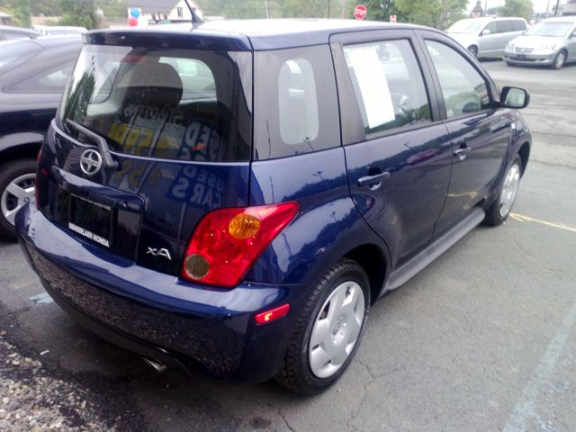 Scion xA 2005 photo 1