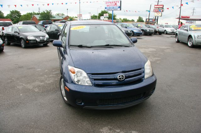 Scion xA 2005 photo 2